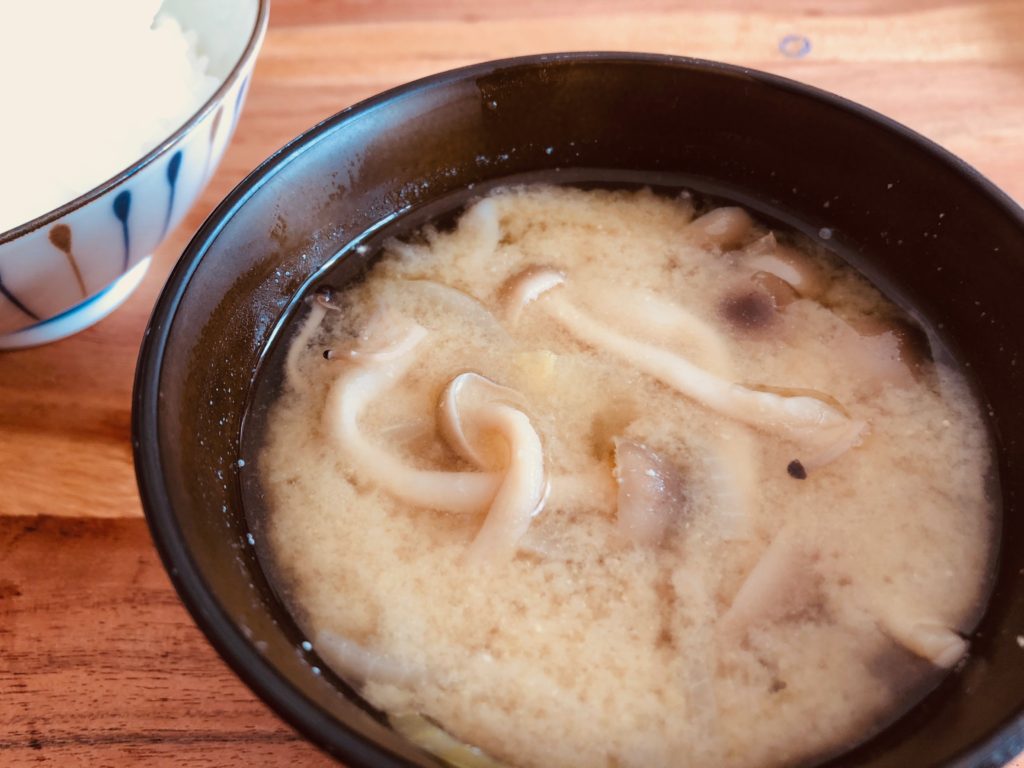 Miso soup of the remaining vegetables (shimeji, Chinese cabbage, onion)