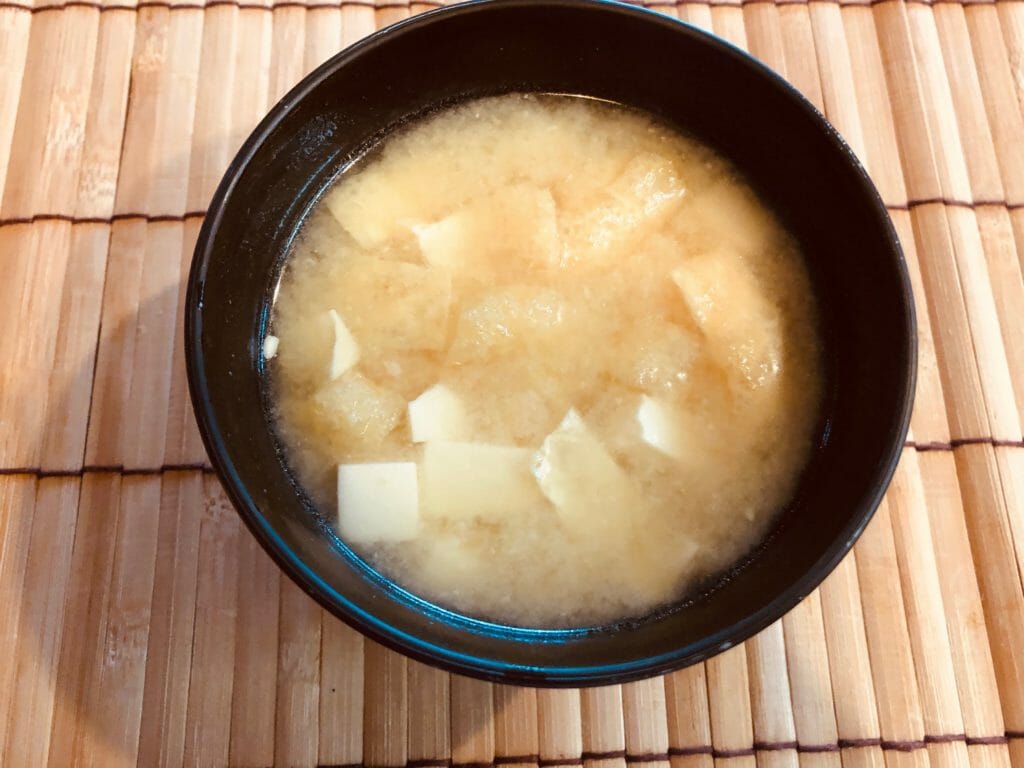 炒り子出汁から作る油揚げと豆腐の味噌汁