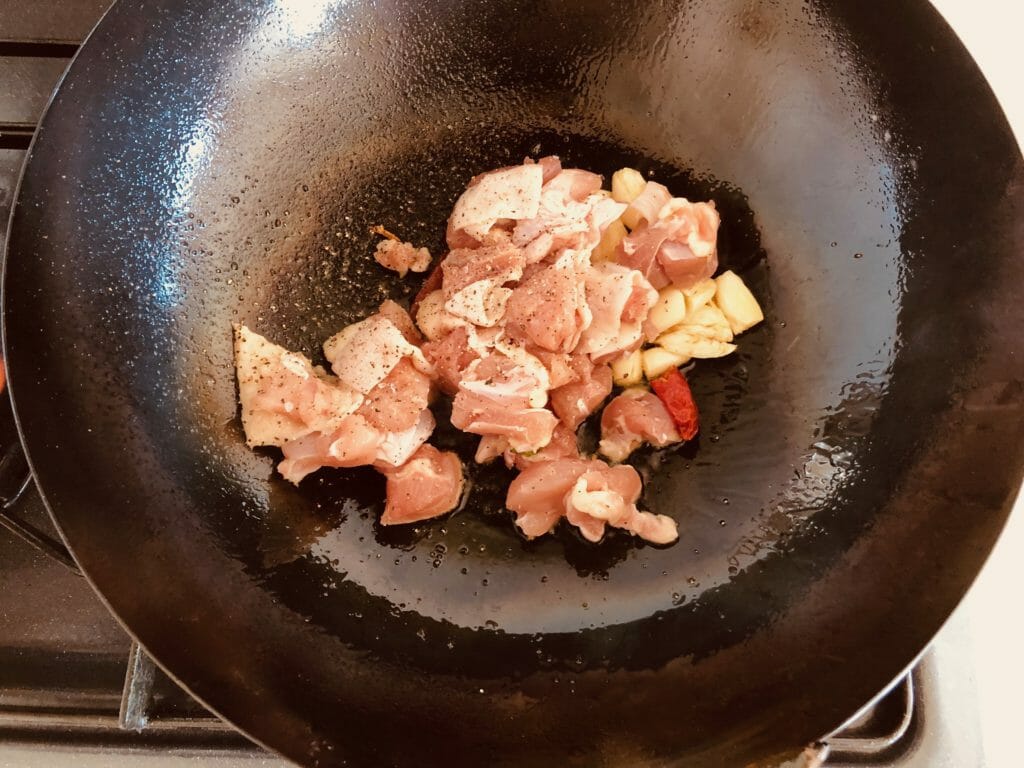 鶏肉とパクチーの出汁風味パスタの調理