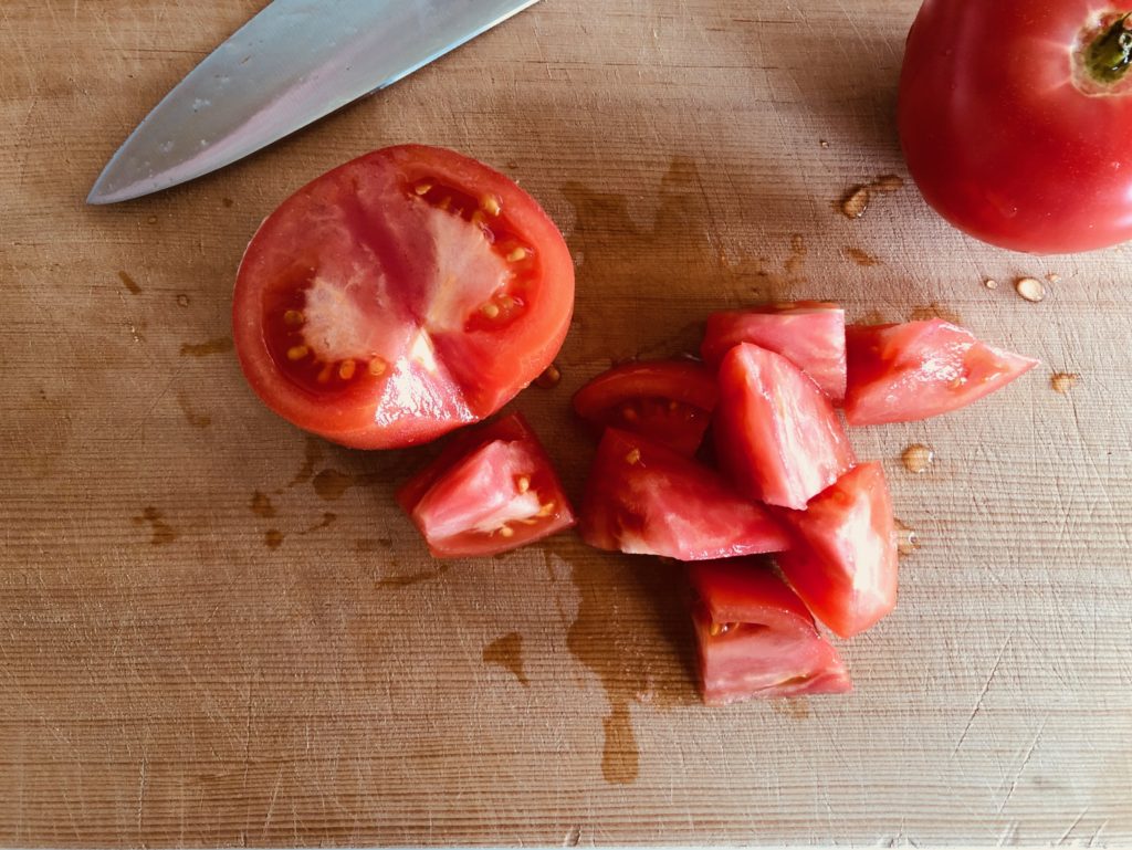 トマトをカットする