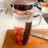 Pour water into a container containing kelp and tomato