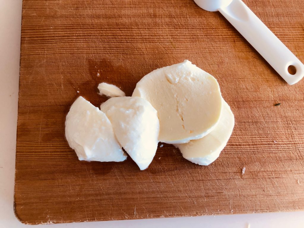 モッツァレラチーズを厚めにスライスする